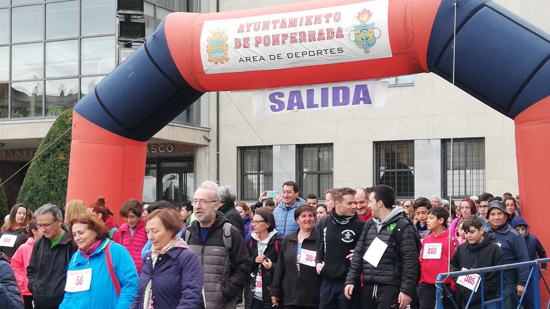 Cerca de 600 personas participan en la Marcha Solidaria de Ponferrada