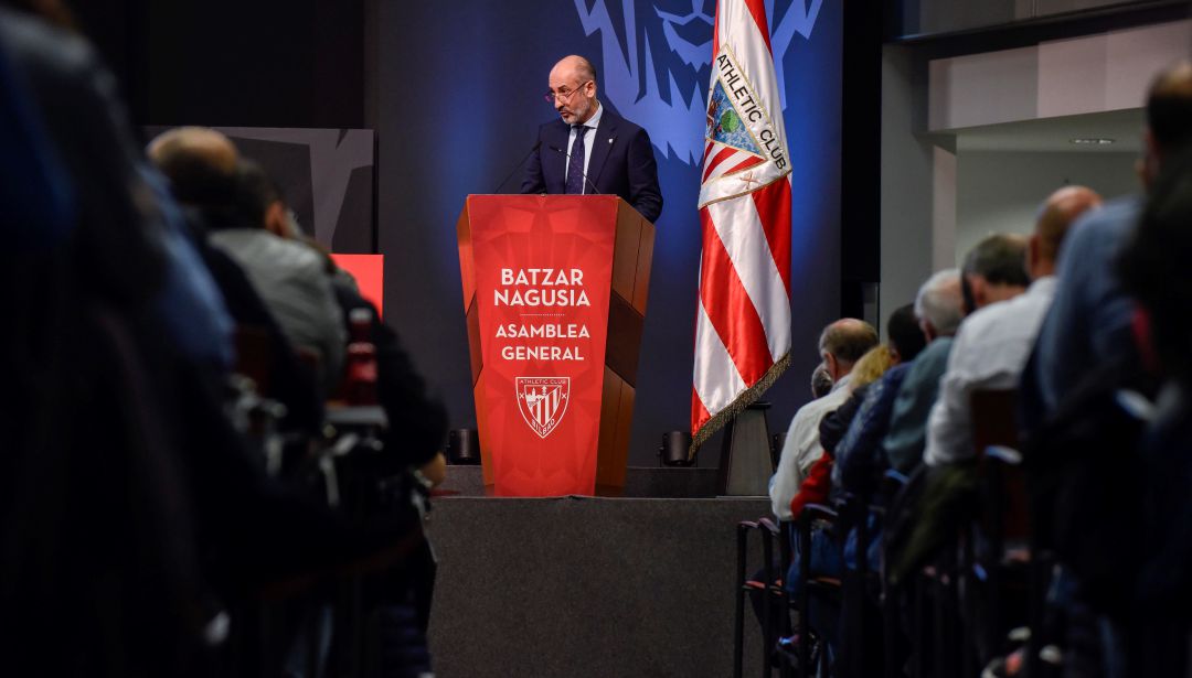 Aitor Elizegi interviene en la Asamblea General Ordinaria del Athletic Club, la primera presidida por él Aitor Elizegi interviene en la Asamblea General Ordinaria del Athletic Club, la primera presidida por él