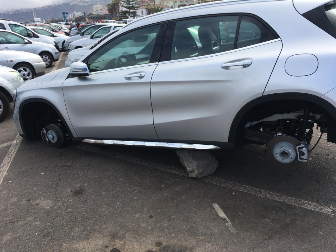 El vehículo de alquiler aparcado en la explanada del muelle del Puerto de la Cruz fue hallado sobre algunas piedras durante la mañana del domingo El vehículo de alquiler aparcado en la explanada del muelle del Puerto de la Cruz fue hallado sobre algunas piedras durante la mañana del domingo