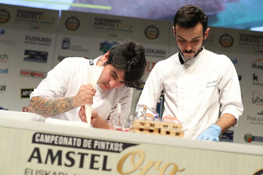 Cocineros del Waska de Vitoria-Gazteiz, en plena elaboración de un pintxo. Cocineros del Waska de Vitoria-Gazteiz, en plena elaboración de un pintxo.
