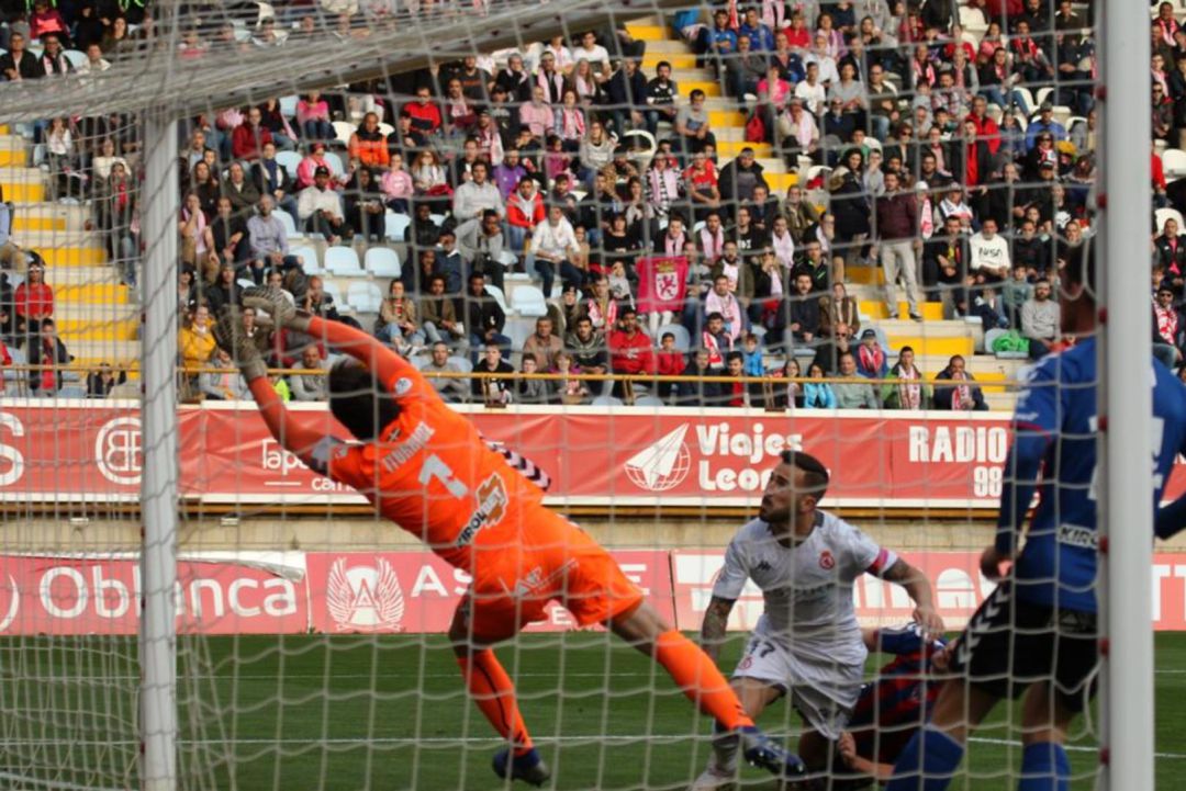 Instante en el que el cabezazo de Dioni pega en el larguero y acaba en gol Instante en el que el cabezazo de Dioni pega en el larguero y acaba en gol