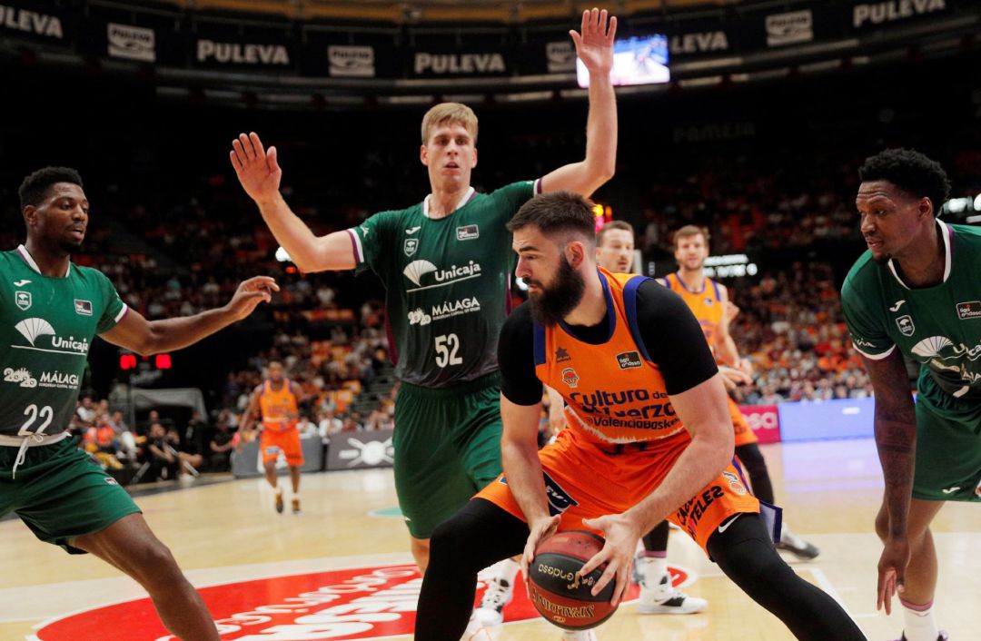 El pívot del Valencia Basket, Bojan Dubljevic, trata de vencer la defensa del Unicaja Málaga durante el partido de la quinta jornada de la Liga Endesa. EFE-Kai Försterling El pívot del Valencia Basket, Bojan Dubljevic, trata de vencer la defensa del Unicaja Málaga durante el partido de la quinta jornada de la Liga Endesa. EFE-Kai Försterling