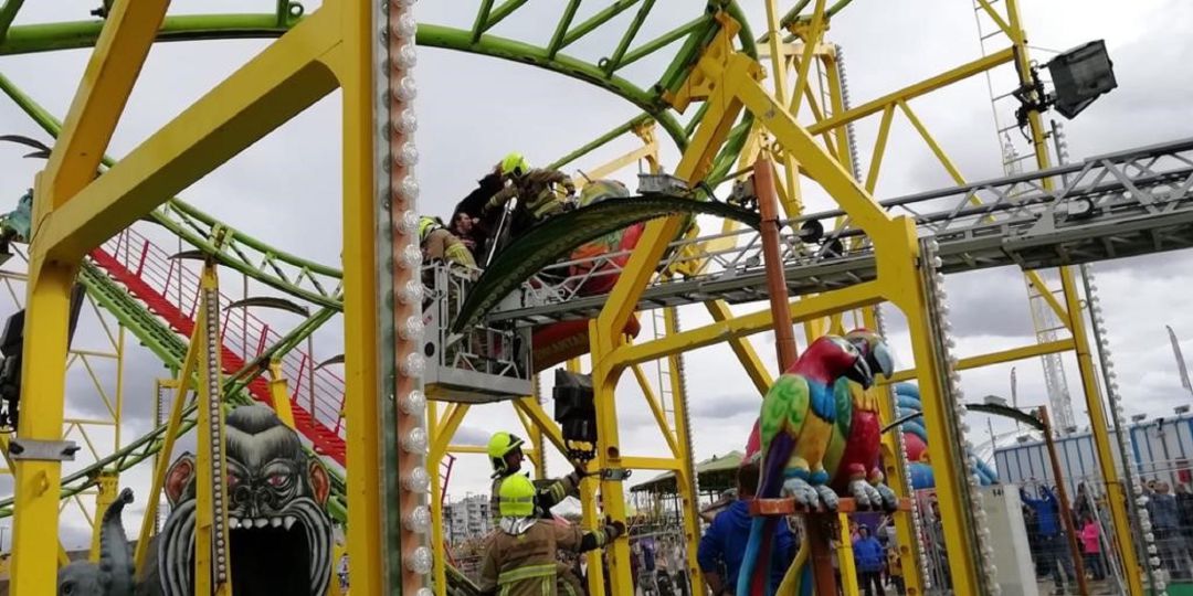 9 personas rescatadas de una atracción ferial 9 personas rescatadas de una atracción ferial