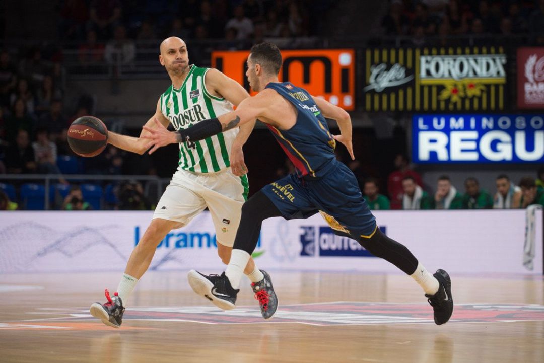 Albert Oliver y Luca Vildoza durante el partido. Albert Oliver y Luca Vildoza durante el partido.