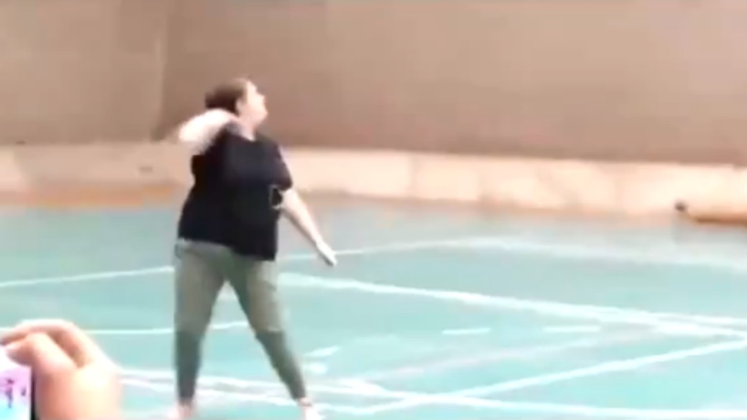 Dimite el entrenador de baloncesto cuya mujer agredió a un árbitro en medio del partido