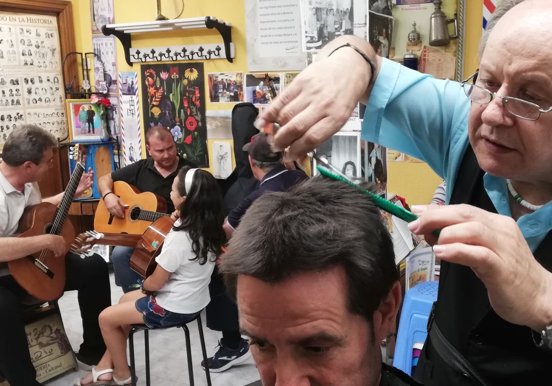 Lavado y corte de pelo por bulerías