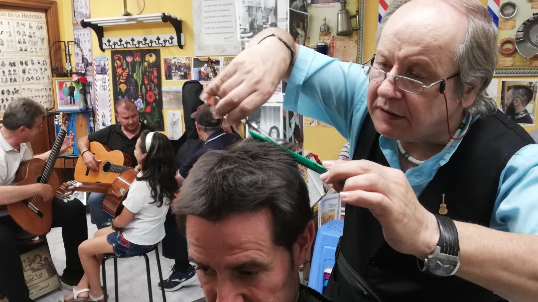 Lavado y corte de pelo por bulerías