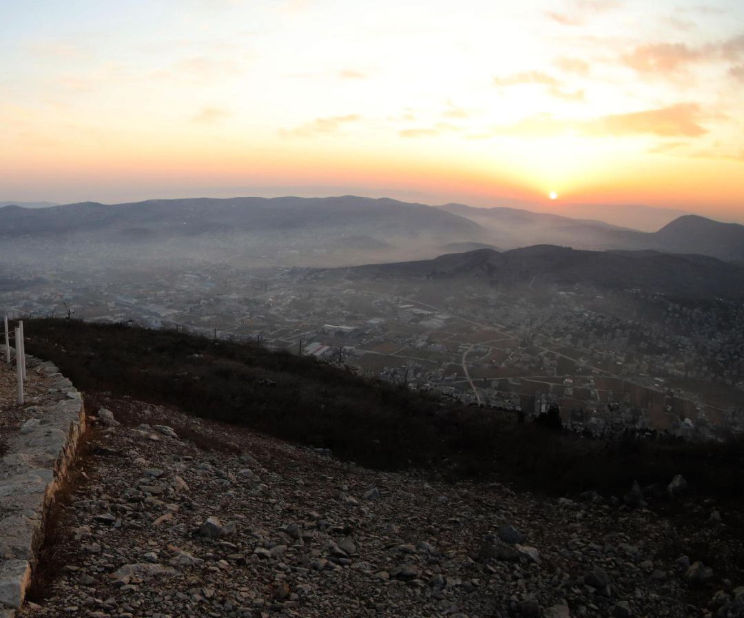 Vistas desde el Monte Guerizín, uno de los dos montes colindantes con la ciudad cisjordana de Naplusa Vistas desde el Monte Guerizín, uno de los dos montes colindantes con la ciudad cisjordana de Naplusa