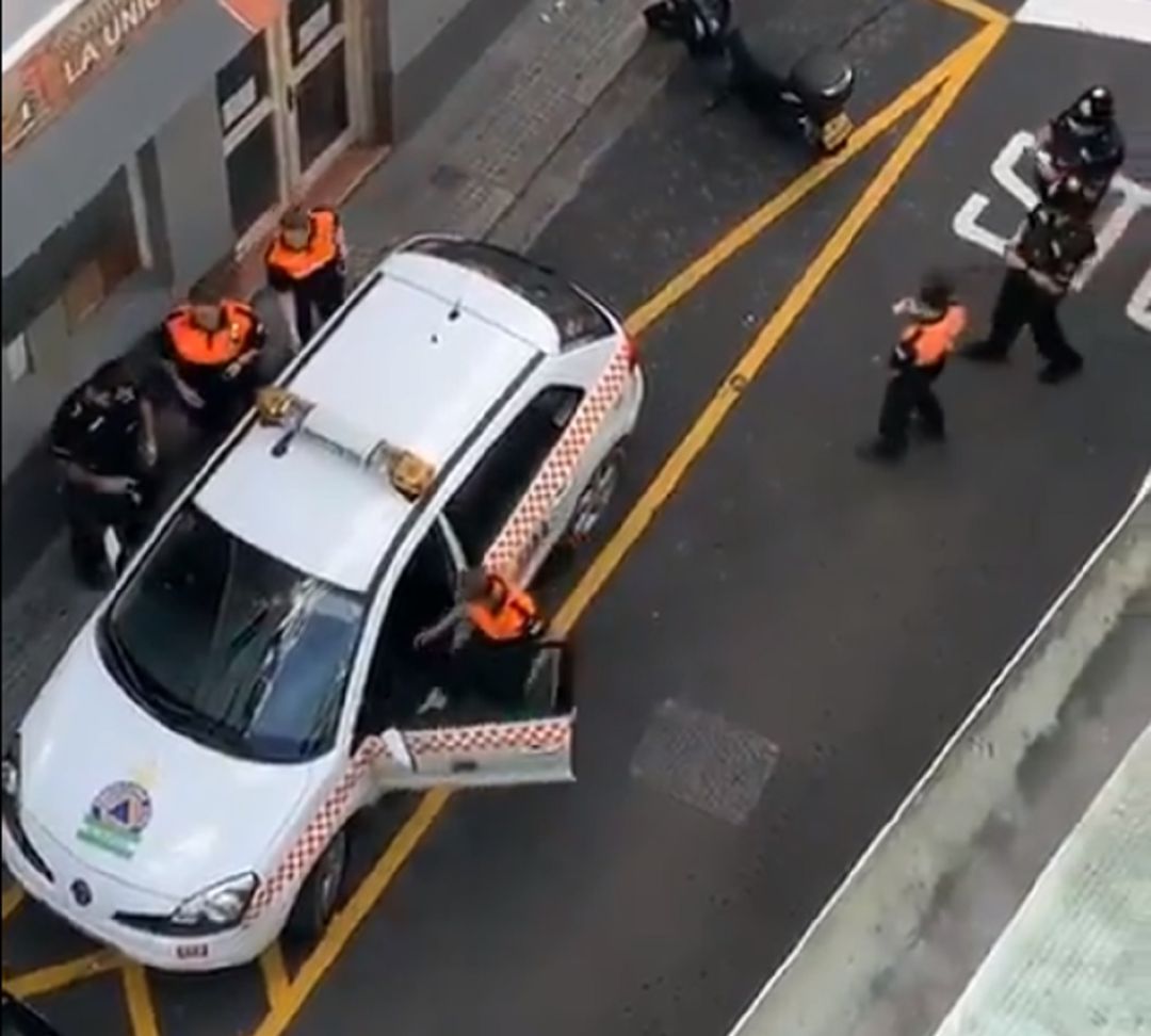 Los efectivos de Protección Civil al ser localizados por la Policía de Gibraltar. Los efectivos de Protección Civil al ser localizados por la Policía de Gibraltar.