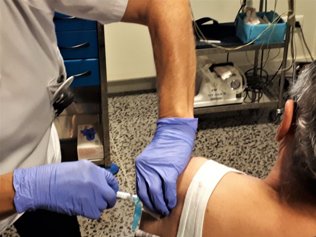 Una enfermera administra la vacuna dela gripe a un paciente en el Centro de Salud de Teatinos (Oviedo) en la primera jornada de vacunación Una enfermera administra la vacuna dela gripe a un paciente en el Centro de Salud de Teatinos (Oviedo) en la primera jornada de vacunación