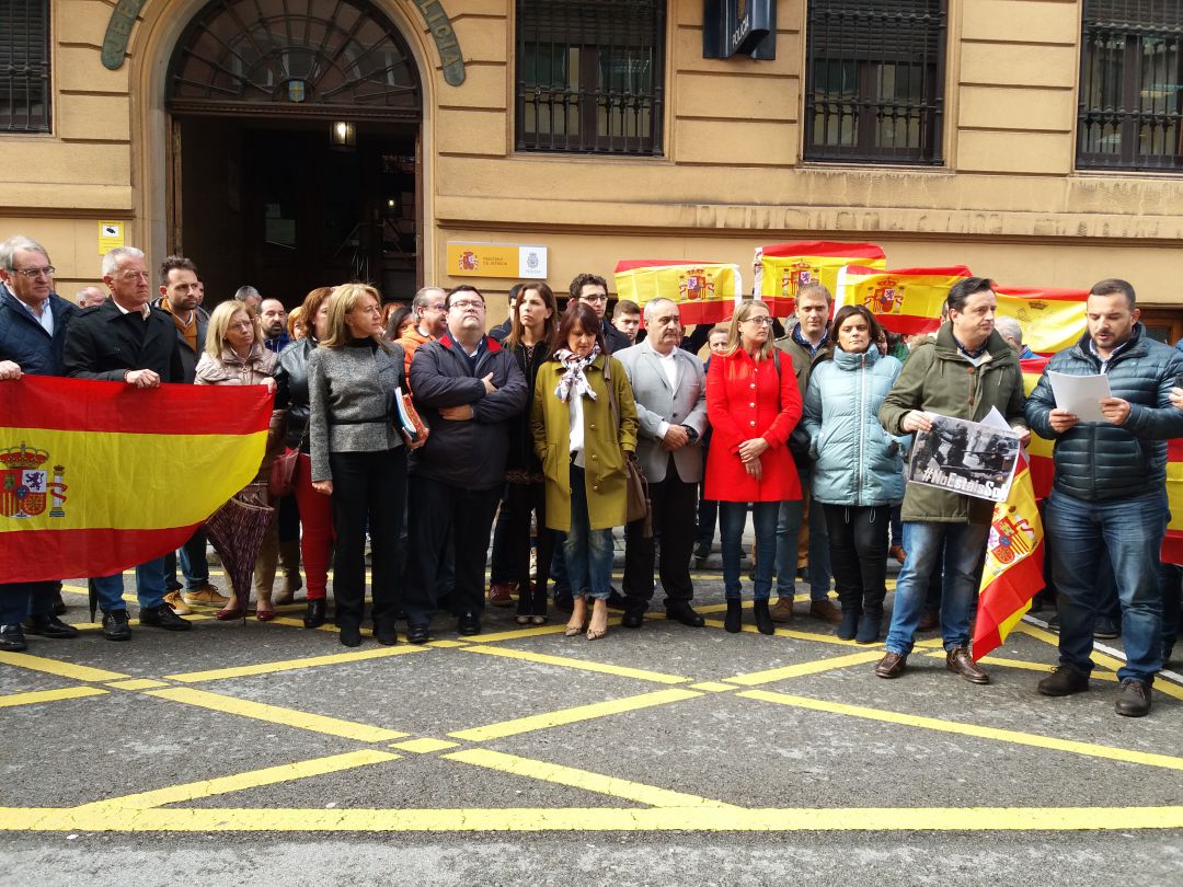 Políticos de partidos de la derecha se han mezclado con los policías concentrados en Oviedo. Políticos de partidos de la derecha se han mezclado con los policías concentrados en Oviedo.