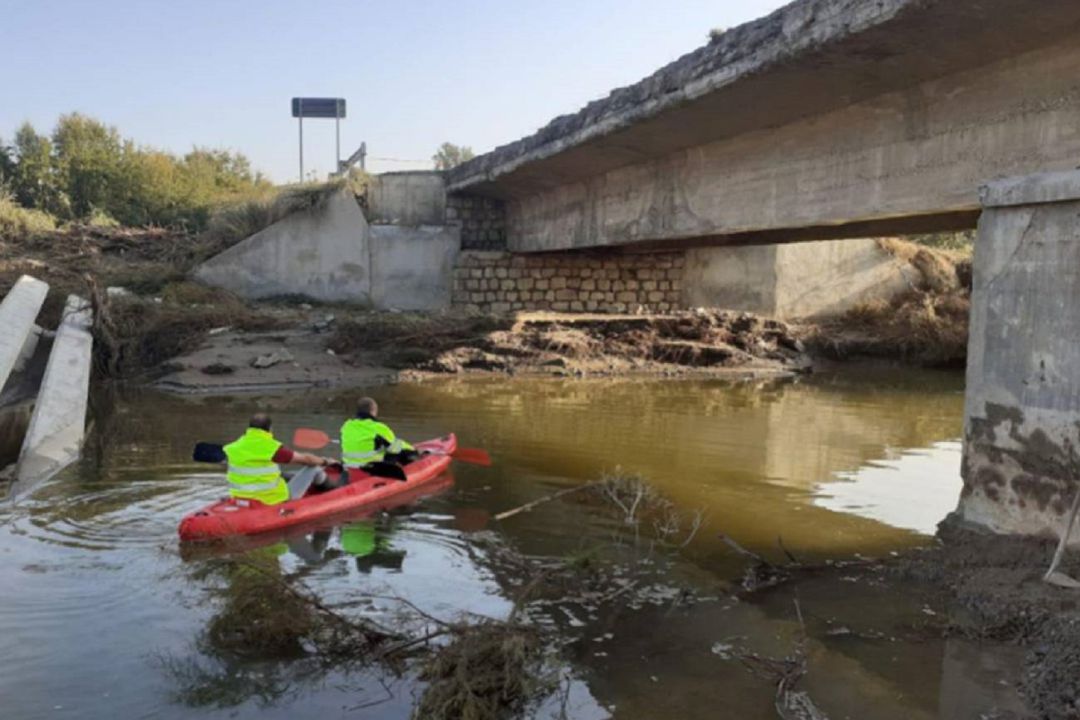 Técnicos de Fomento inspeccionan el puente sobre el río Baza Técnicos de Fomento inspeccionan el puente sobre el río Baza
