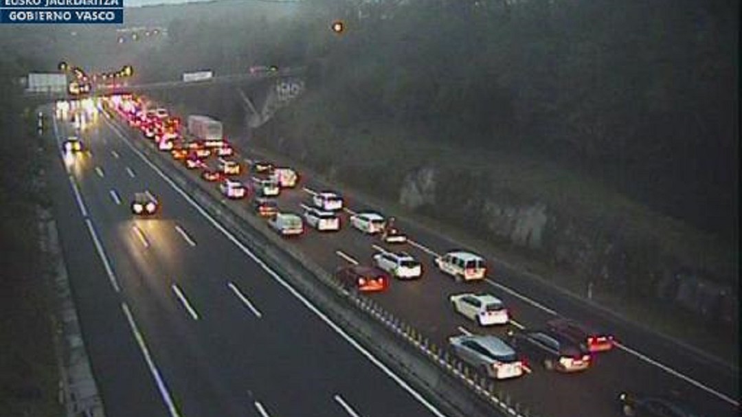 Importantes retenciones en la A8 a su paso por Galdakao