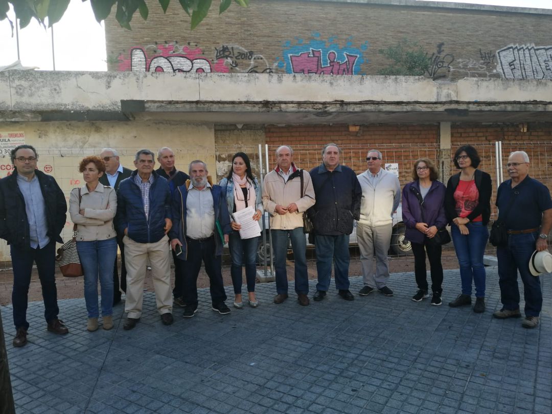 Vecinos del Distrito Sur, frente al polideportivo de la Juventud. Vecinos del Distrito Sur, frente al polideportivo de la Juventud.