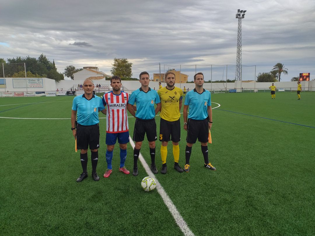 Foto inicial del partido entre el Jávea y el Enguera. Foto inicial del partido entre el Jávea y el Enguera.