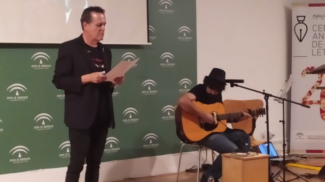 Juan Cobos Wilkins cautivó al público en la presentación de 'Matar Poetas'