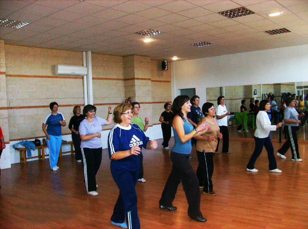Mayores participan en un curso de gimnasia Mayores participan en un curso de gimnasia