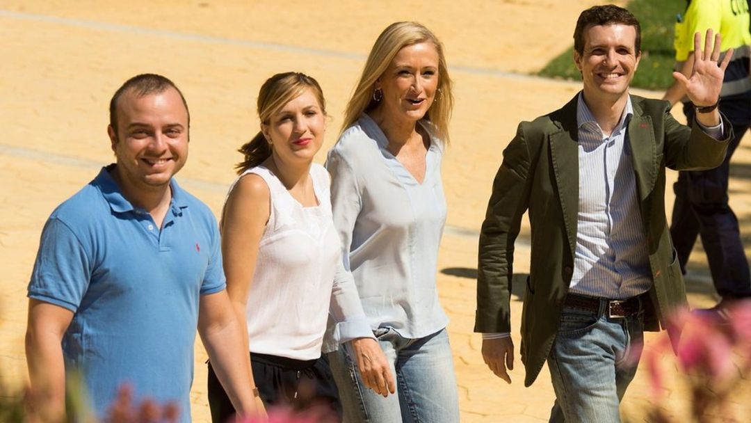 Ángel Carromero acompañado de Pablo Casado y Cristina Cifuentes. Ángel Carromero acompañado de Pablo Casado y Cristina Cifuentes.
