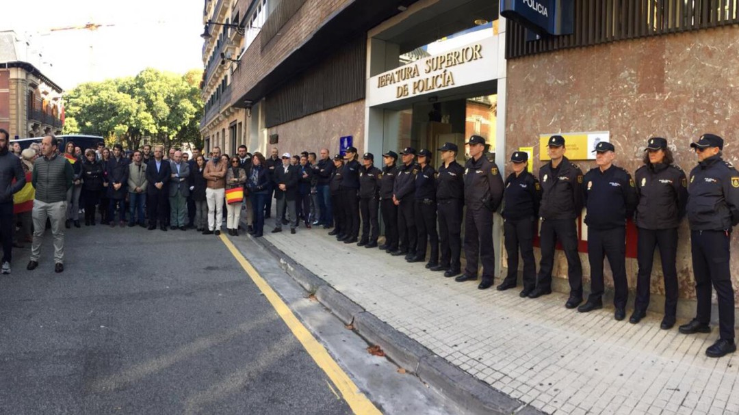 Gesto de apoyo desde Pamplona a la Policía Nacional de Barcelona