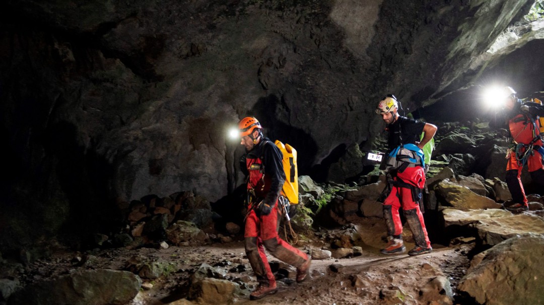 Salen de la cueva de Coventosa los cuatro espeleólogos portugueses perdidos