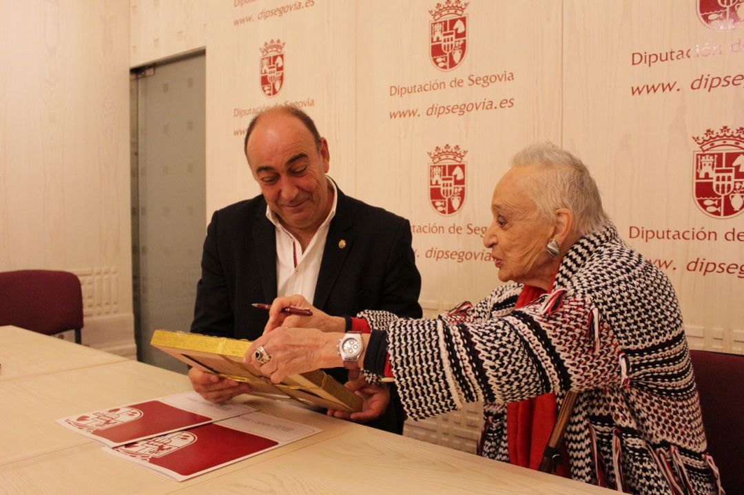 El presidente de la Diputación, Miguel Ángel de Vicente,y la nieta de Ignacio Zuloaga, María Rosa Suárez Zuloaga, durante la firma del convenio de colaboración entre ambas instituciones El presidente de la Diputación, Miguel Ángel de Vicente,y la nieta de Ignacio Zuloaga, María Rosa Suárez Zuloaga, durante la firma del convenio de colaboración entre ambas instituciones
