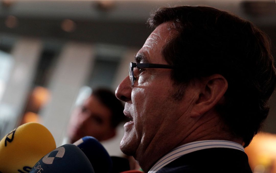 El presidente de la Confederación Española de Organizaciones Empresariales (CEOE), Antonio Garamendi, atiende a los medios de comunicación antes del almuerzo de trabajo que celebra con la Asociación Valenciana de Empresarios. El presidente de la Confederación Española de Organizaciones Empresariales (CEOE), Antonio Garamendi, atiende a los medios de comunicación antes del almuerzo de trabajo que celebra con la Asociación Valenciana de Empresarios.