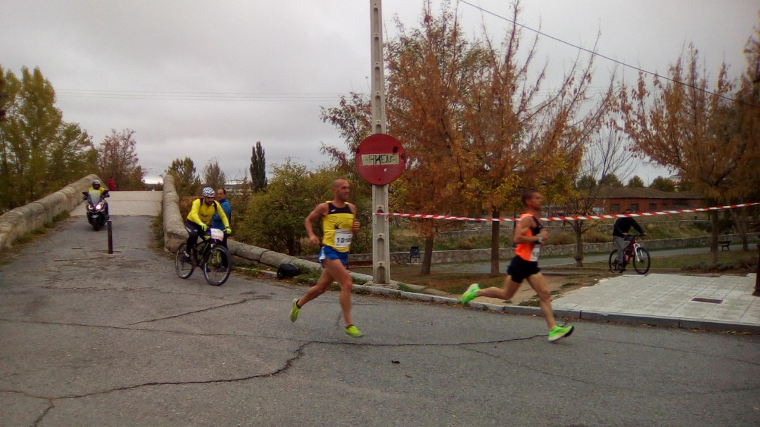 Sergio Sánchez firma su tercer triunfo en la Media Maratón Ávila Monumental