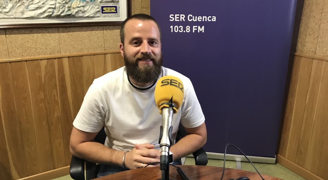 Miguel Ángel Checa en el estudio de SER Cuenca. Miguel Ángel Checa en el estudio de SER Cuenca.