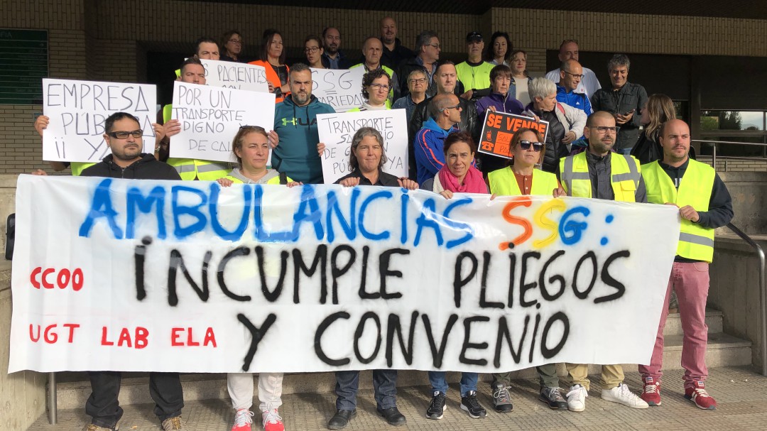 Concentración de los trabajadores del transporte sanitario en Navarra