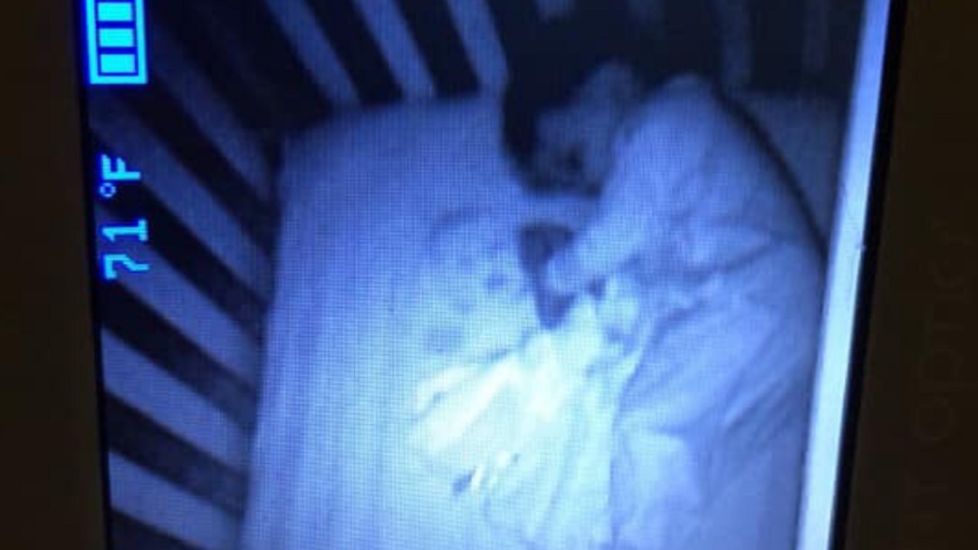 El aterrador episodio que vivió una madre: ve a su hijo durmiendo junto a un 'bebé fantasma'