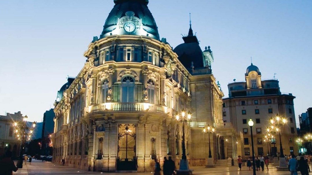 El Palacio Consistorial se ilumina por el Día Mundial contra la Polio