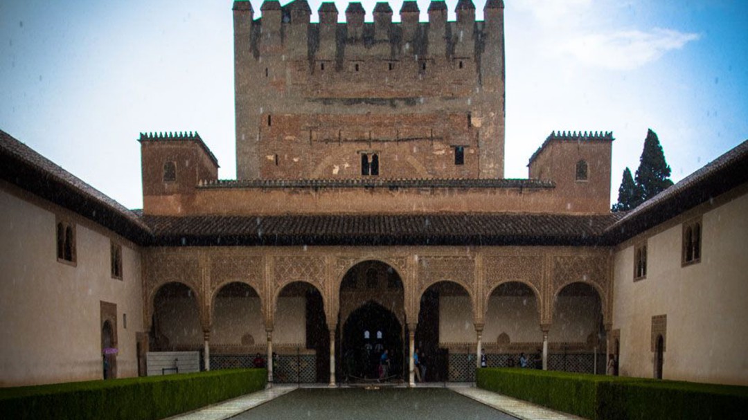 La Alhambra invita a visitas guiadas a las familias de Granada
