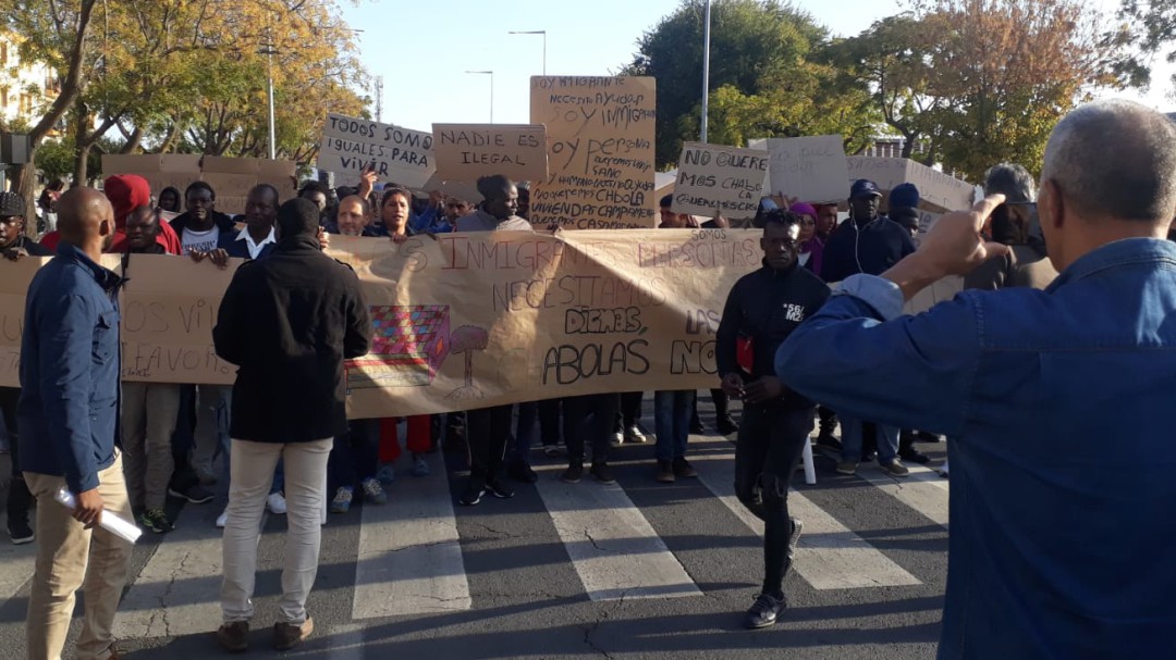 Manifestación de inmigrantes en Lepe para pedir una vivienda digna