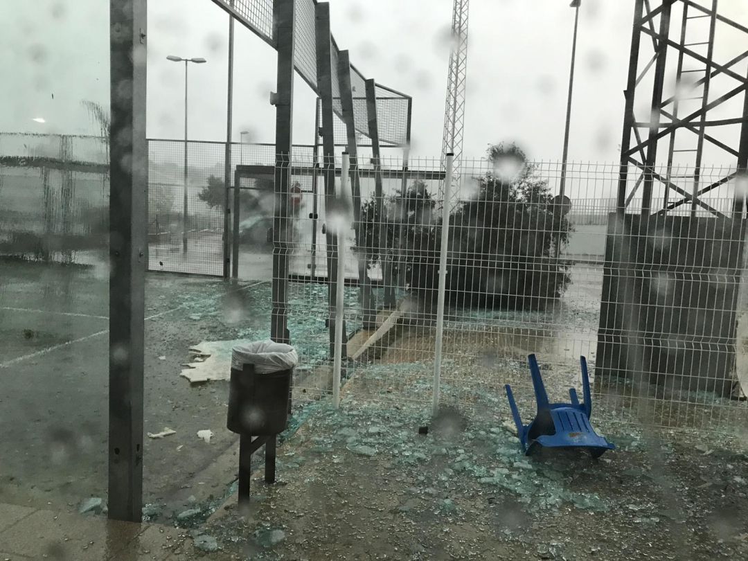 Destrozos en el Polideportivo de Can Coix Destrozos en el Polideportivo de Can Coix