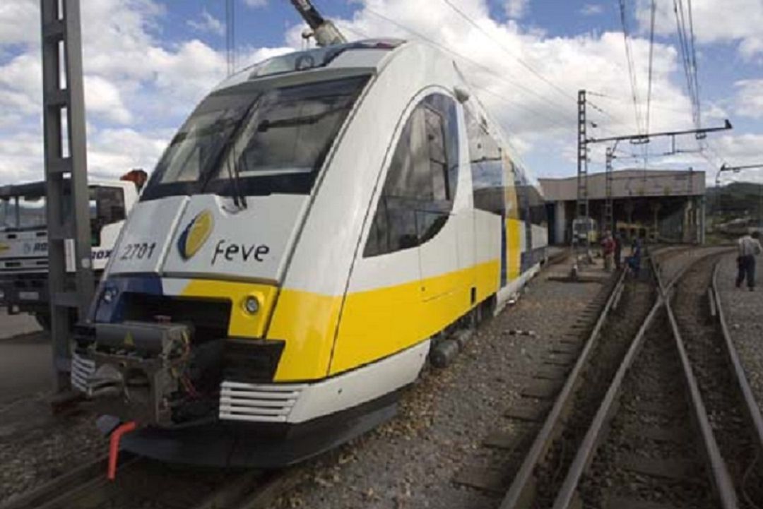 Uno de los modelos diésel 2700 que RENFE-FEVE utiliza para cubrir las líneas de media distancia Santander-Bilbao y Santander-Oviedo. Uno de los modelos diésel 2700 que RENFE-FEVE utiliza para cubrir las líneas de media distancia Santander-Bilbao y Santander-Oviedo.