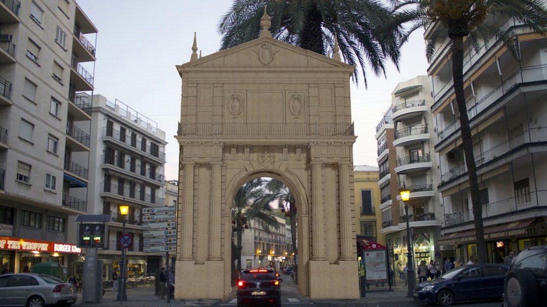 El vaivén de la sevillana Puerta de Triana
