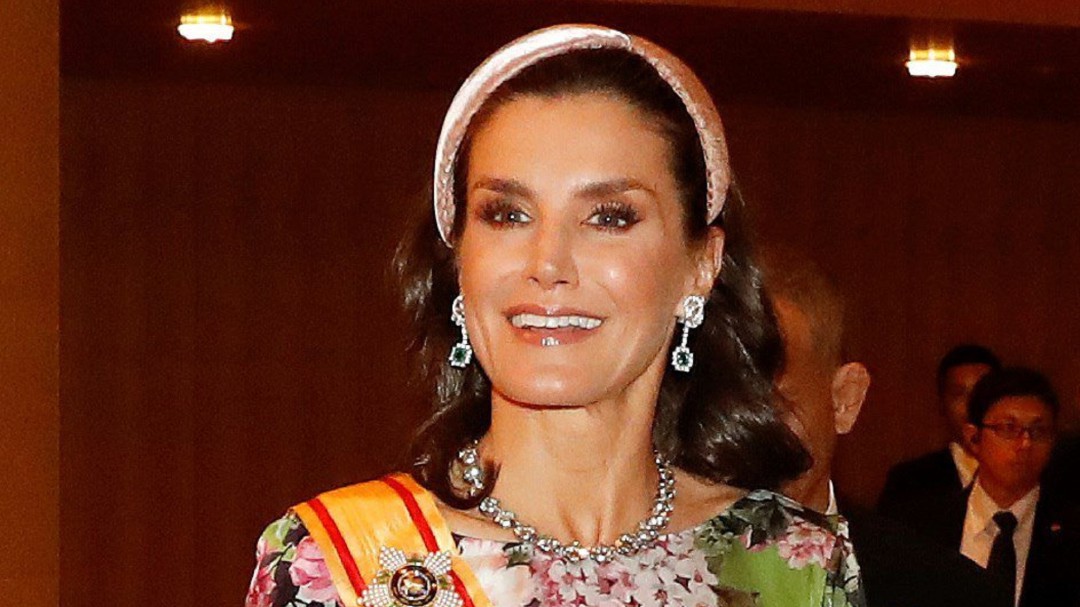 La Reina Letizia vuelve a confiar en los tocados sevillanos