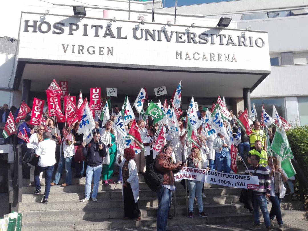 Concentración sanitaria ante los recortes de plantilla y cierre de plantas Concentración sanitaria ante los recortes de plantilla y cierre de plantas