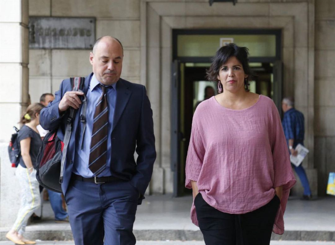 La Fiscalía de Sevilla no ve abuso sexual en el beso simulado de un empresario a Teresa Rodríguez La Fiscalía de Sevilla no ve abuso sexual en el beso simulado de un empresario a Teresa Rodríguez
