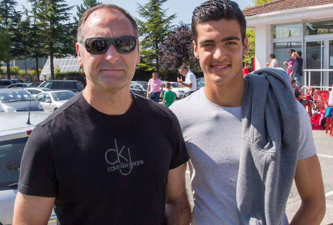Ángel Miguel y Mikel Merino, padre e hijo futbolistas. Ángel Miguel y Mikel Merino, padre e hijo futbolistas.