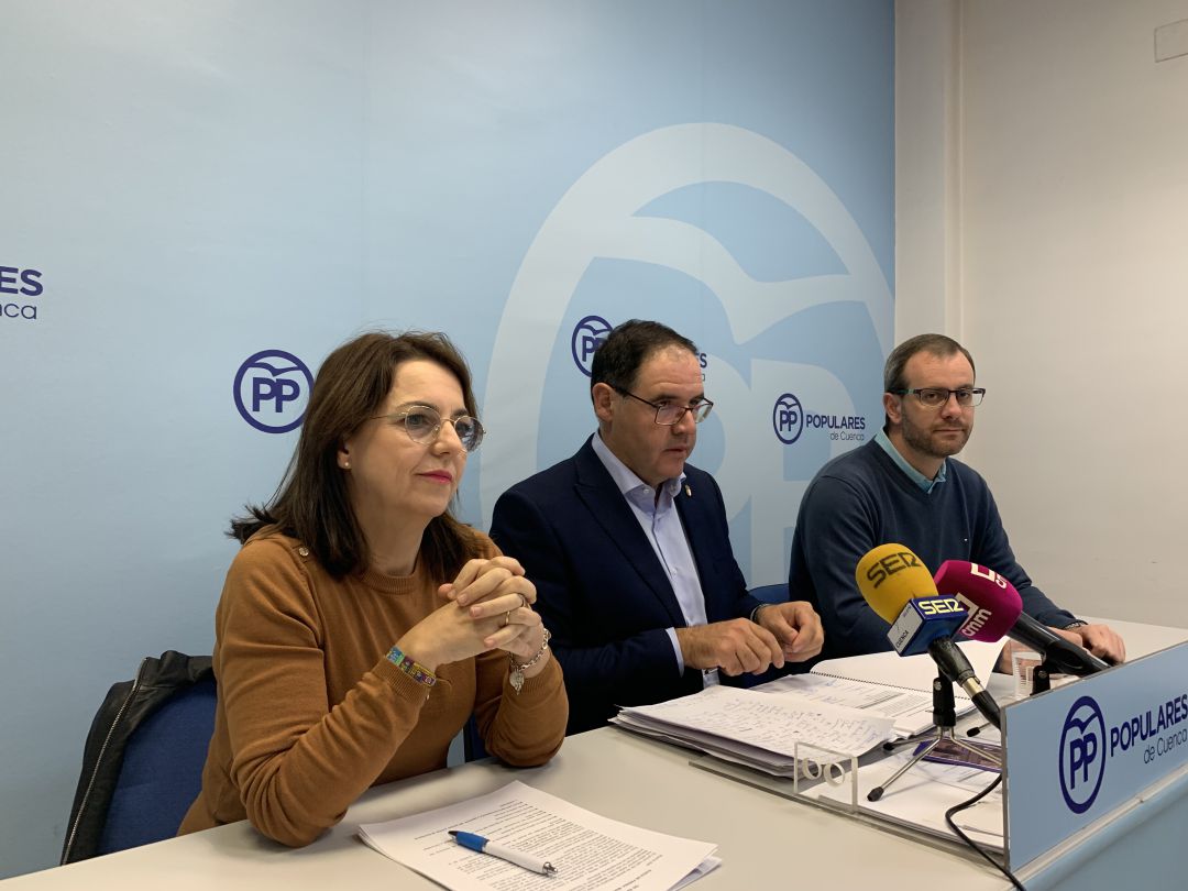 El ex-presidente de la Diputación, Benjamín Prieto, acompañado de la portavoz del Grupo Popular, Clara Plaza y del diputado Cayetano Solana El ex-presidente de la Diputación, Benjamín Prieto, acompañado de la portavoz del Grupo Popular, Clara Plaza y del diputado Cayetano Solana