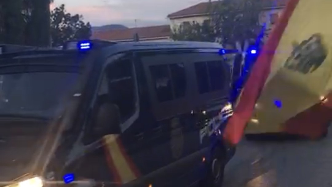 Aplausos de ánimo y banderas españolas en Málaga para los policías que regresan de Cataluña
