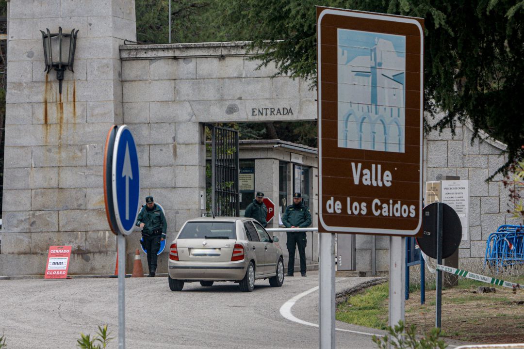 Un coche llega a la puerta de acceso del Valle de los Caidos Un coche llega a la puerta de acceso del Valle de los Caidos