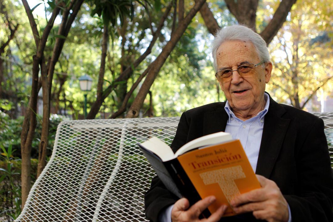 El historiador Santos Juliá, durante la presentación en Madrid de 'Transición. Historia de una política española (1937-2017)', uno de sus textos más importantes en el que analiza no solo el periodo concreto posterior a la muerte de Franco sino sus antecedentes y su proyección en la actualidad. El historiador Santos Juliá, durante la presentación en Madrid de 'Transición. Historia de una política española (1937-2017)', uno de sus textos más importantes en el que analiza no solo el periodo concreto posterior a la muerte de Franco sino sus antecedentes y su proyección en la actualidad.