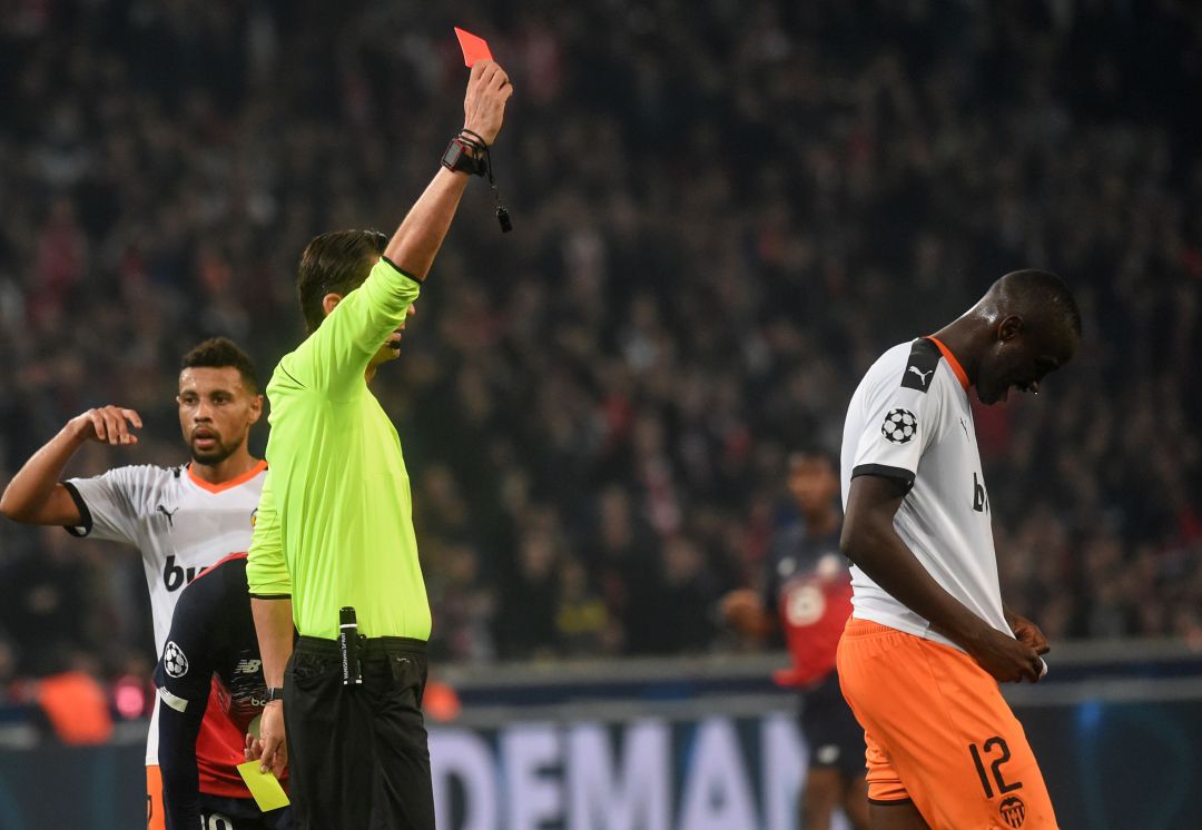 Mouctar Diakhaby recibe la tarjeta roja. Mouctar Diakhaby recibe la tarjeta roja.