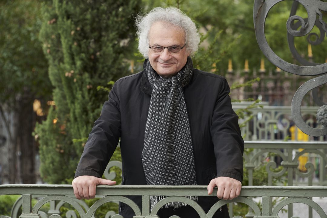 El autor de 'El naufragio de las civilizaciones' posa a la entrada de Casa Árabe en Madrid El autor de 'El naufragio de las civilizaciones' posa a la entrada de Casa Árabe en Madrid