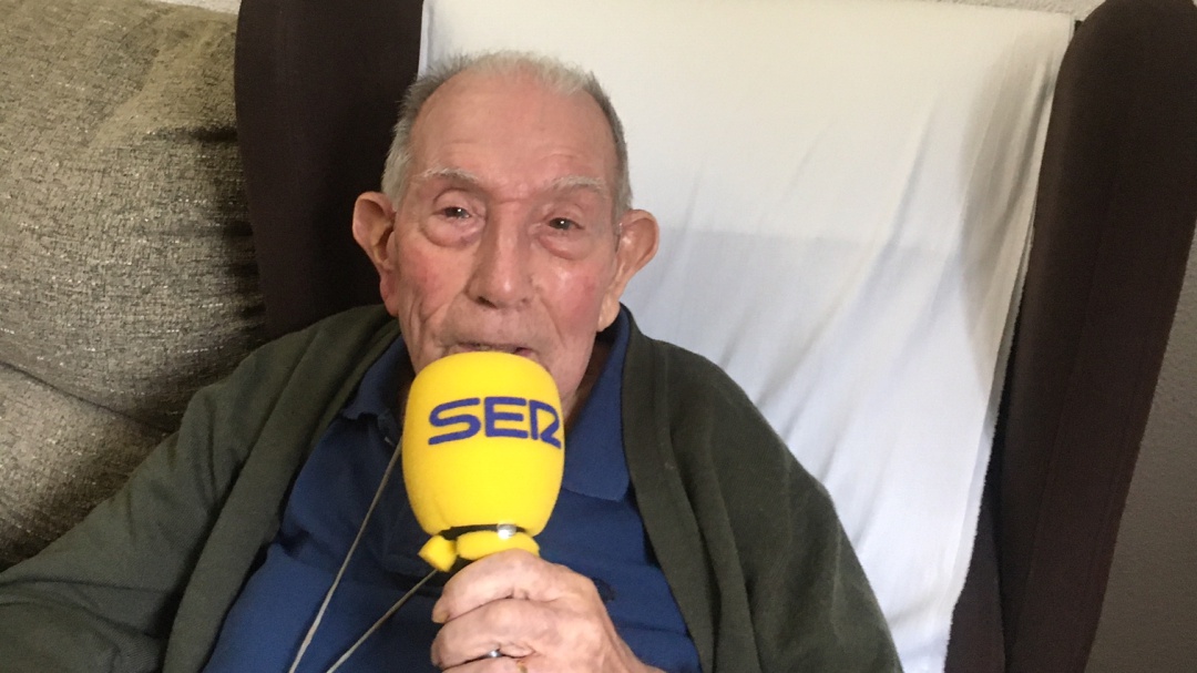 Marino: 100 años, dos monarquías, una república, un nieto transexual y 40 años leyendo 'El País'
