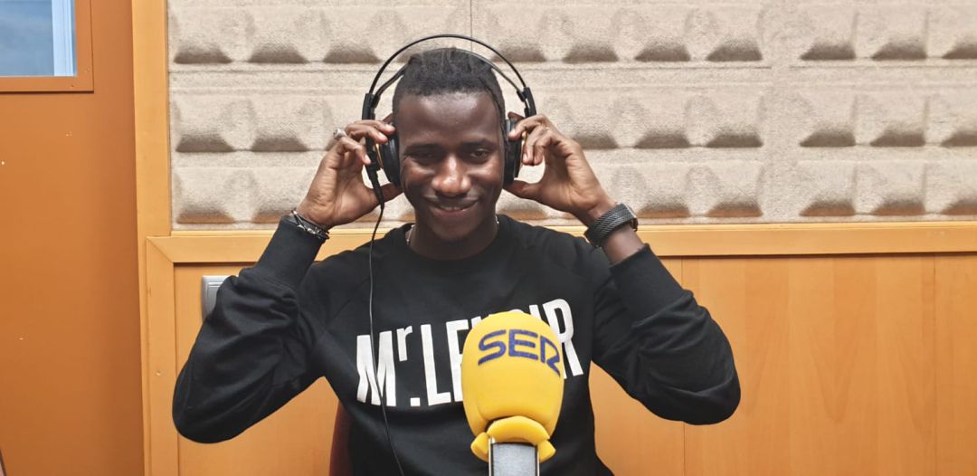 Ibrahima en los estudios de Radio Asturias Ibrahima en los estudios de Radio Asturias