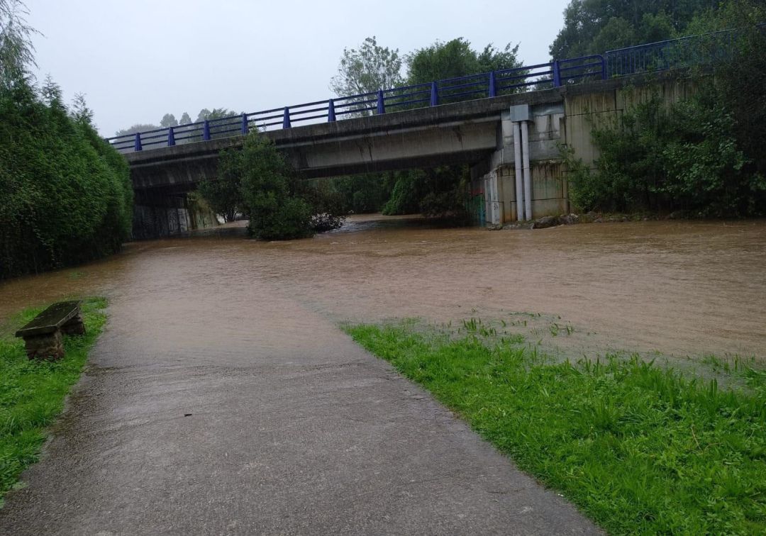 La alerta por lluvias se traduce en inundaciones y carreteras cortadas en el extremo oriental de Asturias