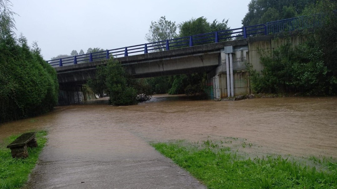 La alerta por lluvias se traduce en inundaciones y carreteras cortadas en el extremo oriental de Asturias